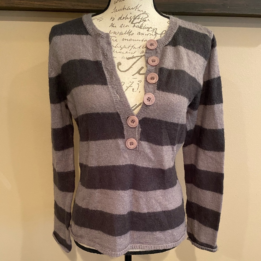 Woman’s size 10/12 Light weight sweater